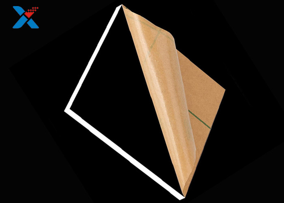 Hoja de acrílico del plexiglás transparente que cubre el tablero sacado del lucita